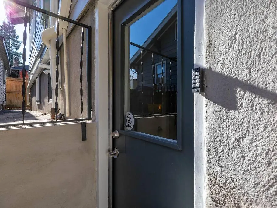 Elegant Richmond Gem Nestled Up To Hawthorne Blvd. Apartment Portland